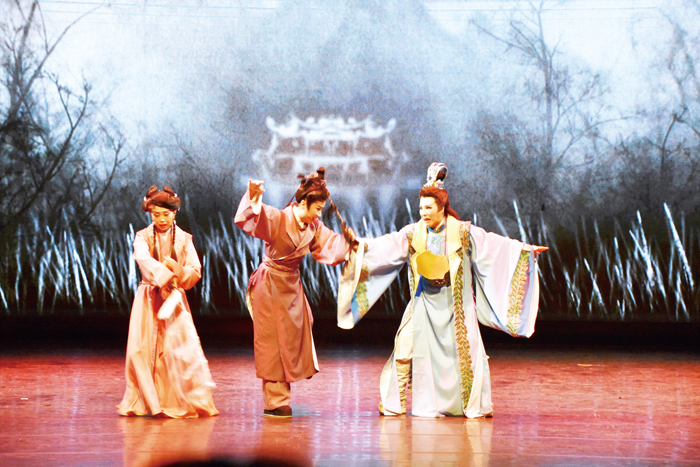 一心戲劇團的歌仔戲作品「啾咪!愛咋」,改編自法國劇作「愛情與偶然狂想曲」,是典型的愛情喜劇。(詹宗翰攝)
