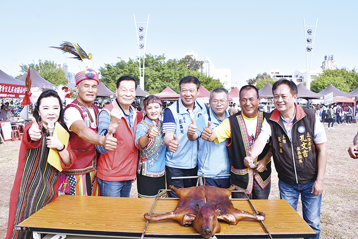 懷著感謝與期待來年的心意，將烤全豬和在場的民眾分享，「台灣原住民族慶豐年暨地方特色產業園遊會」活動就此展開。（詹宗翰攝）