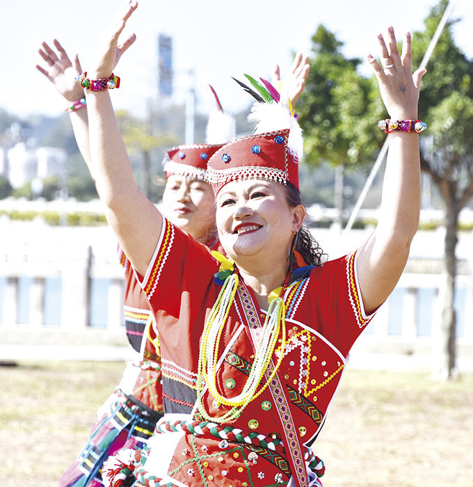 台灣原住民豐年節是個歡樂的活動,用舞蹈、歌唱、音樂、美食和大家一起度過。(詹宗翰攝)