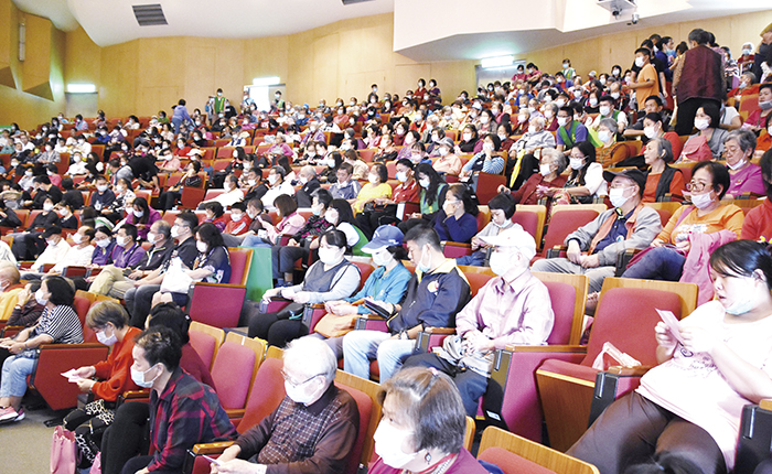 與會身障朋友參與宣導活動，欣賞才藝表演及摸彩同樂。（陳麗妤攝）