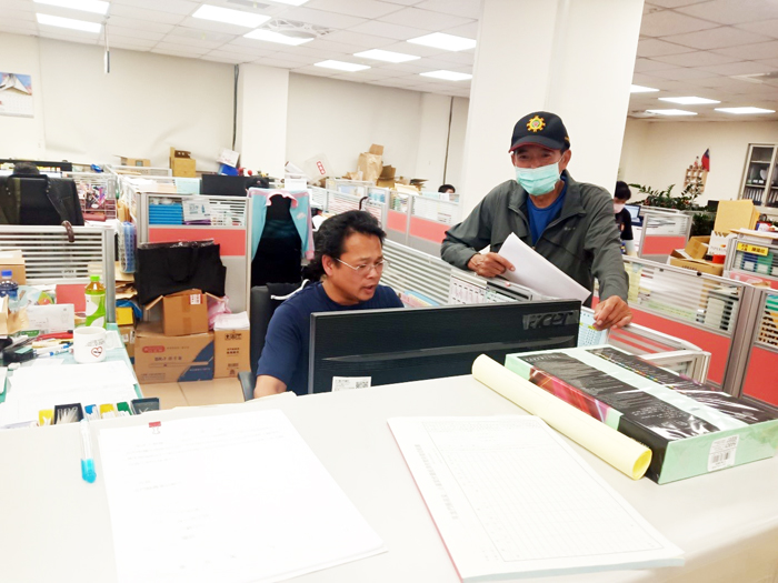 行政院農業委員會公告金門縣為「農業天然災害現金救助地區」及「農業天然災害低利貸款地區」，圖為公所承辦受理民眾申請情形。（建設處提供）