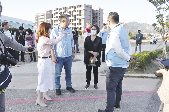 議會縣政總質詢第二組議員也到士校路、市港路考察路口交通改善狀況。（楊水詠攝）