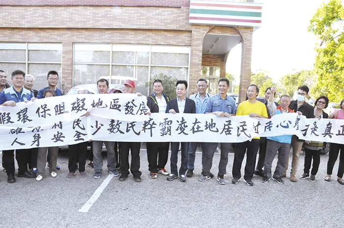 當地居民到場拉白布條陳情希望盡快動工，帶動地方發展及繁榮。（楊水詠攝）