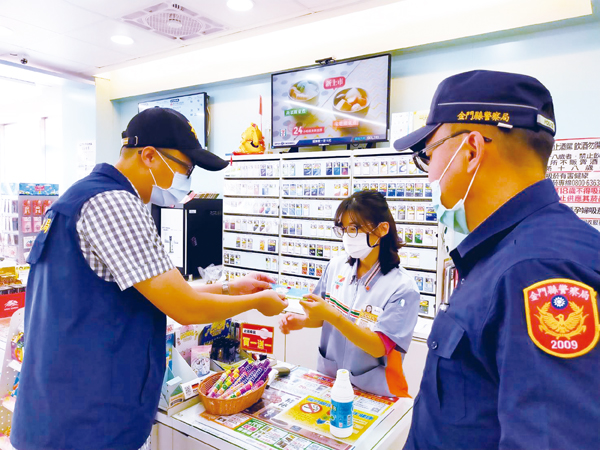 湖警製作反詐騙看板及印製宣導小卡片,提供超商提醒顧客防止受騙。(金湖分局提供)