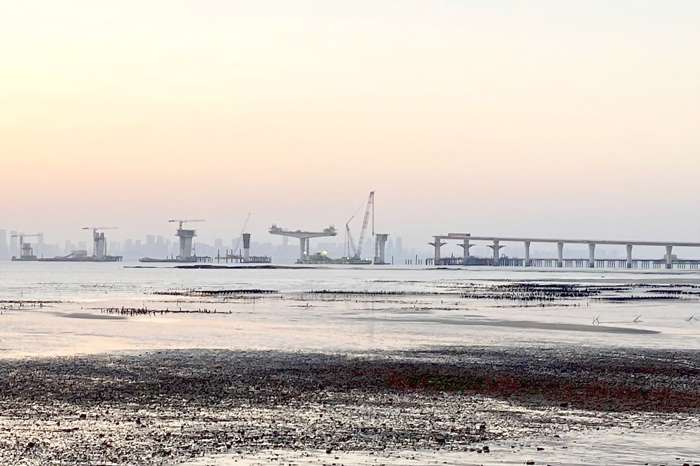 預計明110年底完工的金門大橋,目前工程進度逾八成。(翁維智攝)