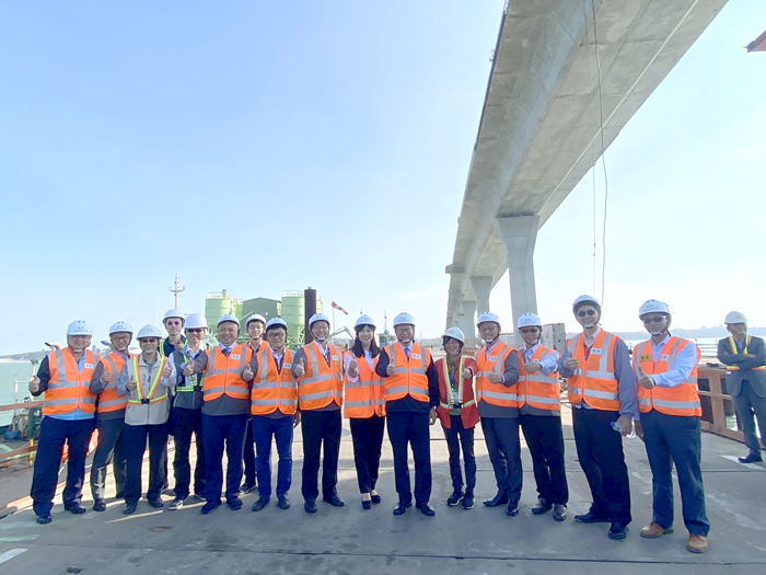 桃園市長鄭文燦率市府團隊造訪興建中的金門大橋工程，並為設計及營造團隊加油打氣。（翁維智攝）