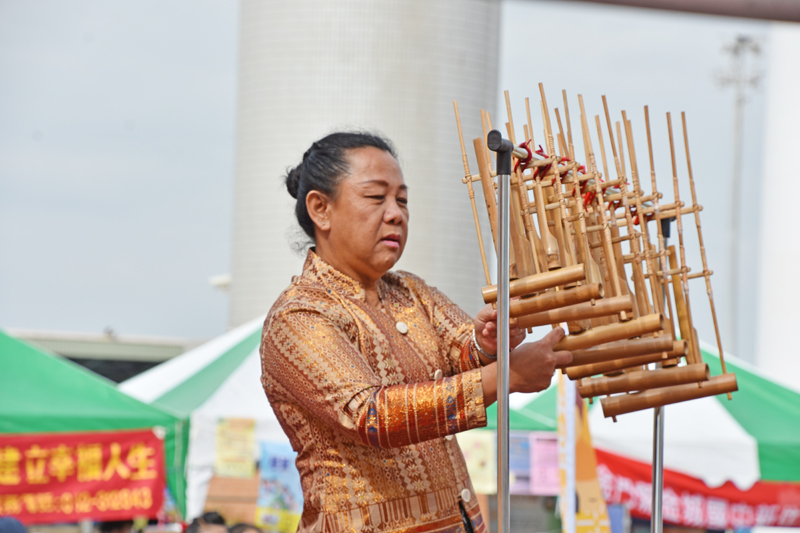 新住民朋友在「新移民才藝大賽」上展現舞蹈、歌唱、音樂等才華。(詹宗翰攝)