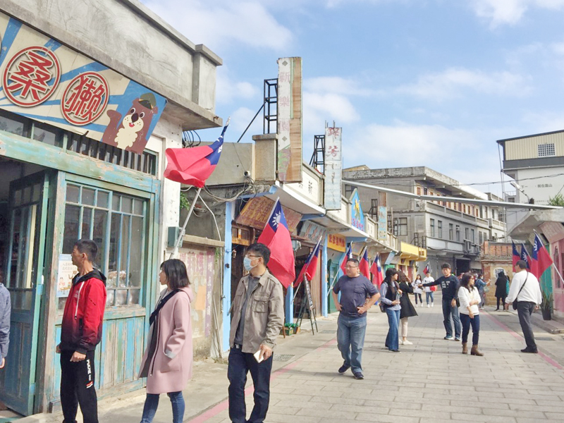 展覽加上創意小店進駐,讓陽翟大街吸引人潮足駐。(陳麗妤攝)