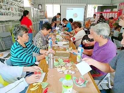 金門大學舉辦「剪黏手作體驗營」,透過一系列課程讓剪黏工藝精神得以傳承。(金門大學提供)
