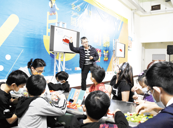 觀光處配合樂高積木主題展辦理兩梯次親子手作活動,邀請國際級樂高大師黃彥智到場面授機宜,親子動手組裝「風太郎」。(陳麗妤攝)