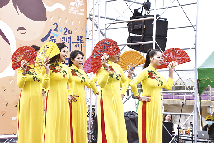 新住民朋友在「新移民才藝大賽」上展現舞蹈、歌唱等才華。（詹宗翰攝）