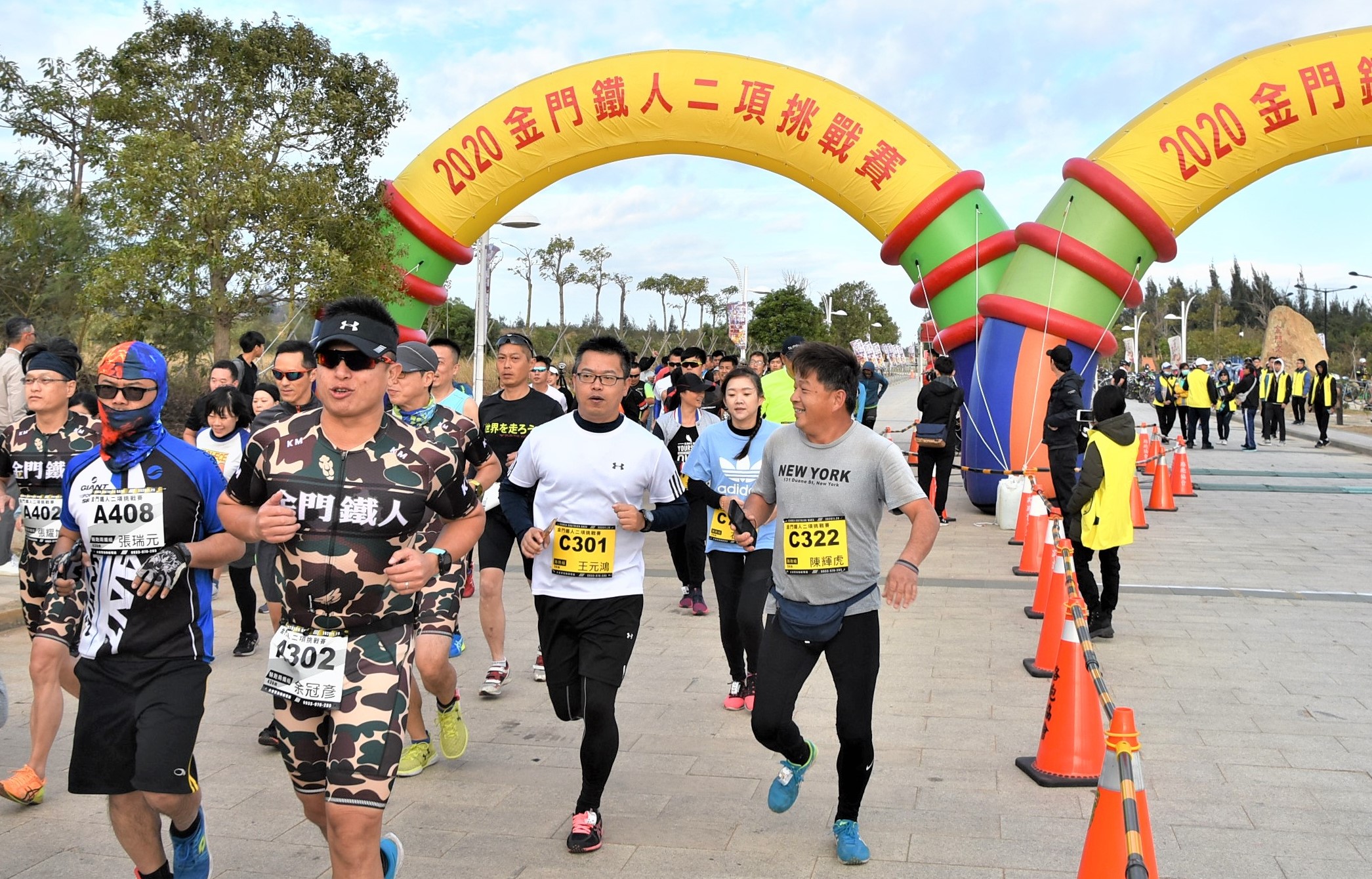 「2020金門鐵人二項挑戰賽」今天一早舉行。(陳冠霖攝)