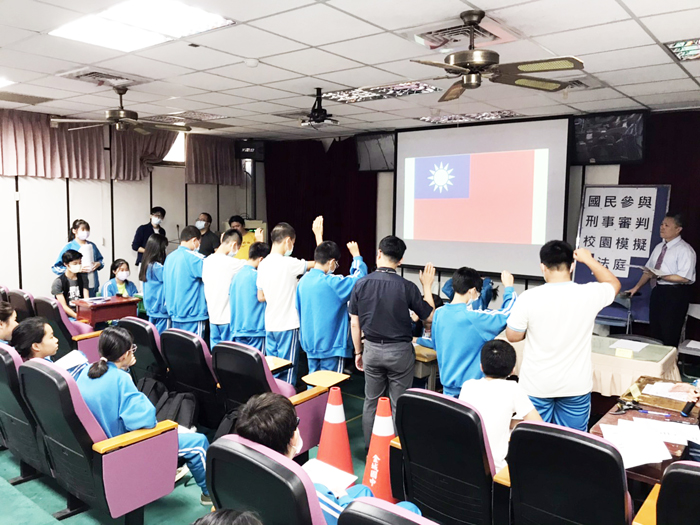 金城國中日前特別與金門地方法院互相合作，在學校進行了「國民法官模擬法庭審查」活動。（金城國中提供）
