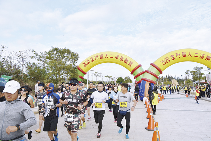 「2020金門鐵人二項挑戰賽」昨天一早舉行。（陳冠霖攝）