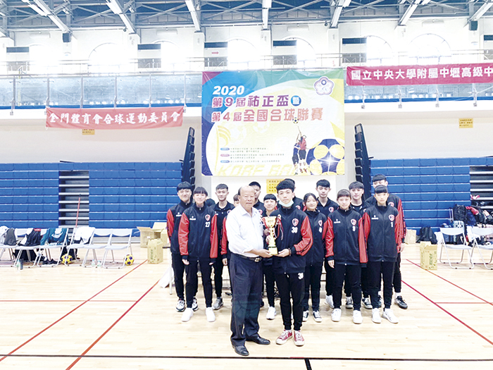 第9屆祐正盃暨第4屆全國合球錦標賽，移師金門比賽：洪成發頒獎獎勵各組優勝球隊。（許加泰攝）