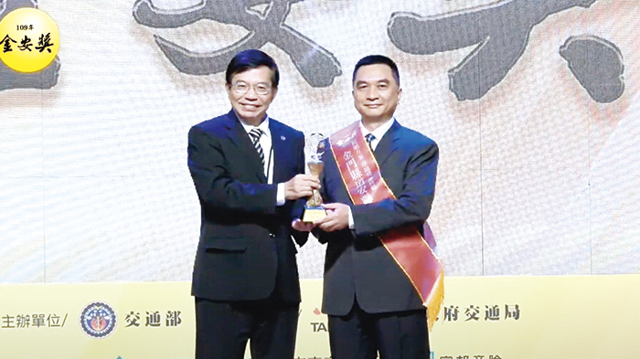 本縣道安會報在教育、宣導、工程、監理及執法等小組的努力下,榮獲行政院院頒「道路交通秩序與交通安全改進方案」(即金安獎)的3個獎項,由縣警局副局長黃柏燊(右)代表於臺北市國軍文藝中心,接受交通部次長王國材頒獎表揚。(縣警局提供)