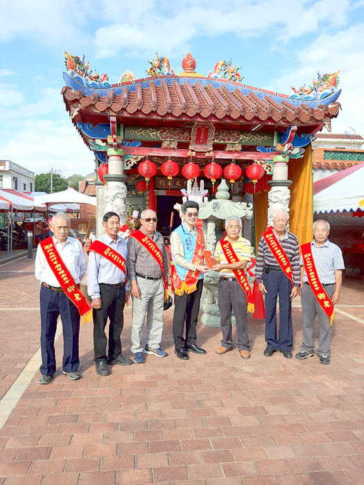 泗湖代天巡狩宮建醮,各方善信前往祈福。
(泗湖社區提供)