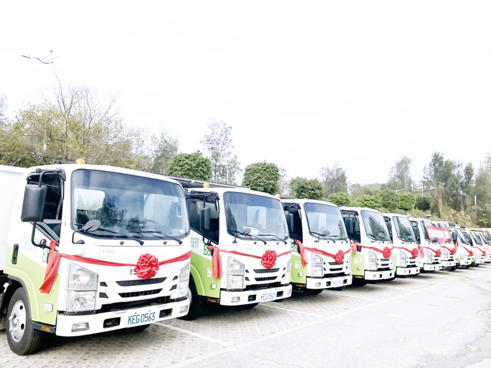 金門縣環保局新購置16輛資源回收車及機具一批。（莊煥寧攝）