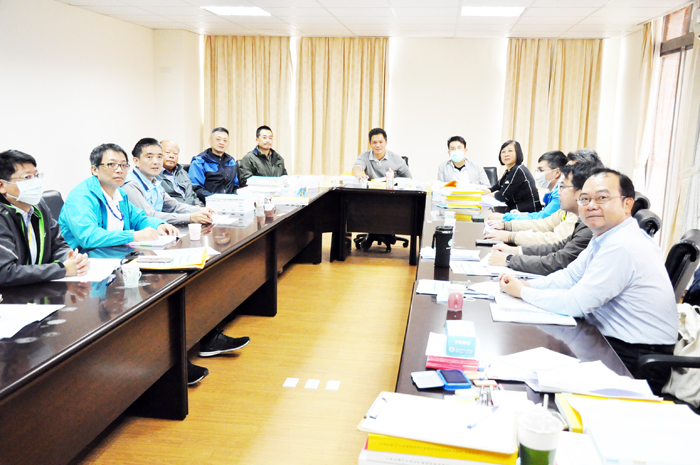 金門縣議會第三審查委員會會議昨舉行，由召集人李應文（中）主持。（楊水詠攝）