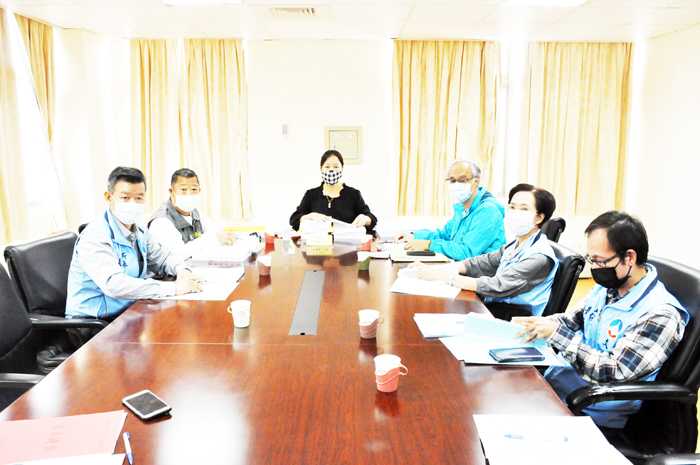 金門縣議會第四審查委員會會議昨舉行，由召集人許玉昭（中）主持。（楊水詠攝）