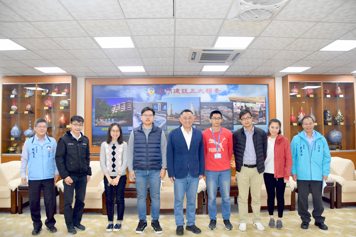 縣長楊鎮浯昨天接見109年高普考分發本縣新進人員,期勉大家在各自工作崗位上,把本職工作做好。(翁維智攝)