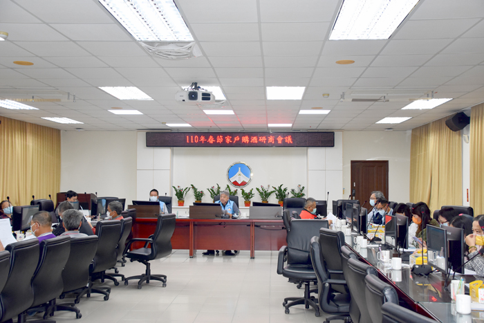 縣府參議呂清富昨主持110年春節家戶購酒研商會議,敲定購酒日期從1月4日起率先在金沙鎮開賣。(翁維智攝)