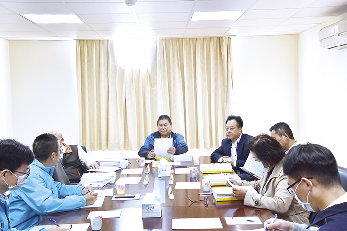 金門縣議會定期會第二審查委員會會議昨召開，由召集人楊永立（中）主持，委員洪允典等人出席與會審查預算案情形。（李金鎗攝）