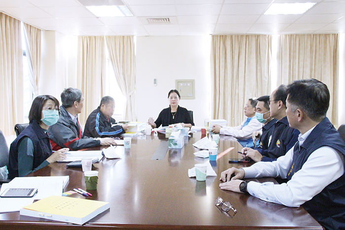 金門縣議會定期會第四審查委員會會議昨召開，由召集人許玉昭（中）主持，審查縣府提案及議員提案情形。（李金鎗攝）