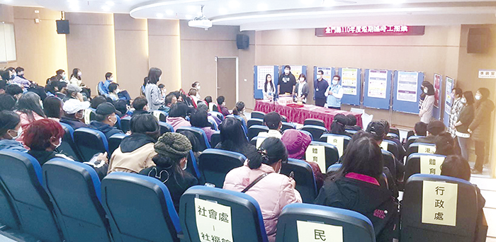 110年縣府短期臨時工抽籤，12月1日在金門縣立體育場籃球場、視聽室，兩場地同步抽出正、備取名單。（縣府社會處提供）