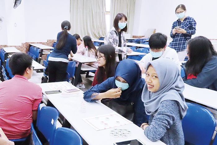 金門大學華語文學系舉辦「2020年國際生象棋文化交流活動」,教導學員對弈。(許加泰攝)