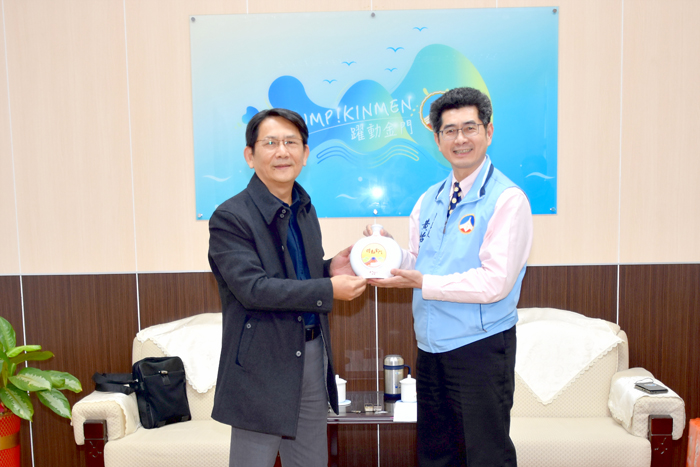 台南巿環保局長謝世傑偕同議會建設委員李文俊議員拜會副縣長黃怡凱，雙方也互贈地方特產與紀念品，並於縣府川堂前合照留念。（莊煥寧攝）