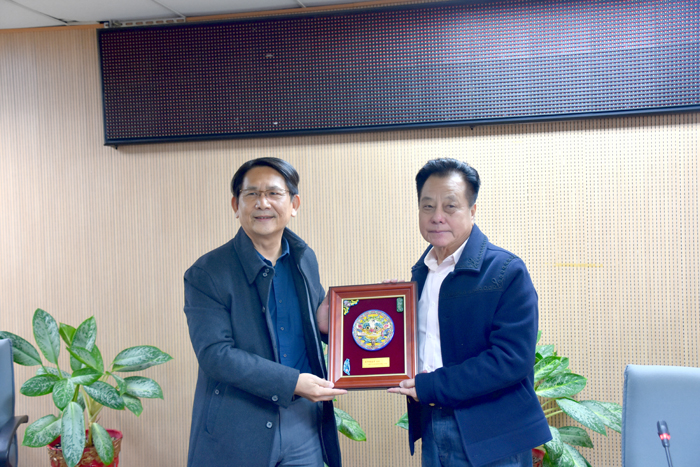 台南巿環保局長謝世傑偕同議會建設委員李文俊議員等人前往縣議會拜訪，並贈紀念牌交流。（李金鎗攝）