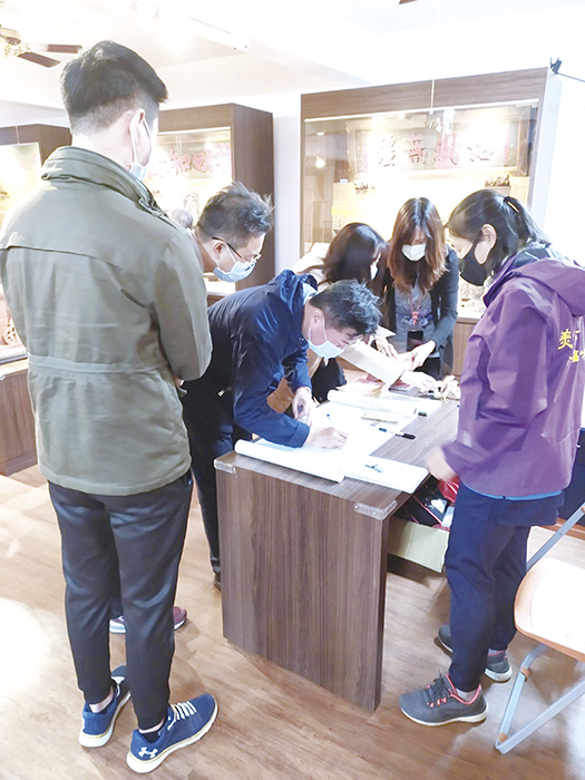 「浯島城隍廟文物特藏館」免費導覽解說服務昨正式啟動，首日首場喜迎日籍遊客到場參與，活動深受好評，現場反應更是熱絡。（縣府觀光處提供）