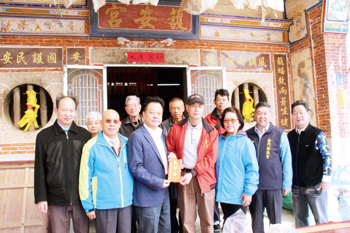 金門縣議會議長洪允典和議員昨至金寧鄉后盤威濟廟、金湖鎮庵邊護安宮參拜祈福。（議會提供）