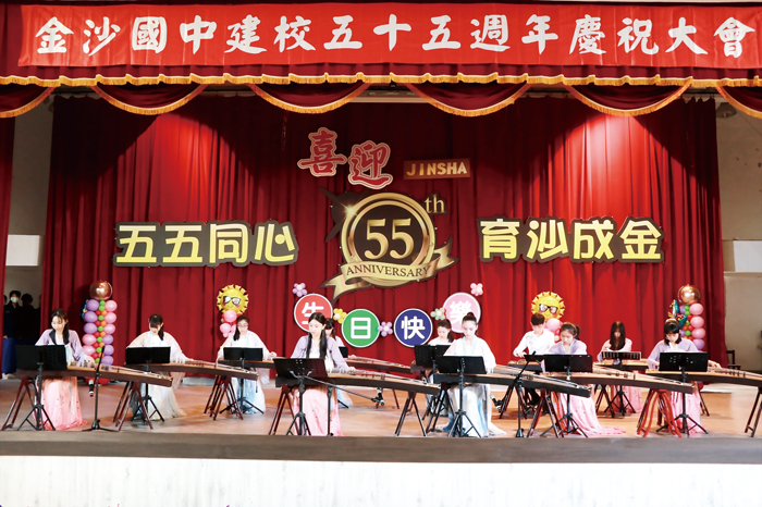 師生透過音樂、舞蹈、歌唱和才藝展等，共享母校生日喜悅。（陳麗妤攝）