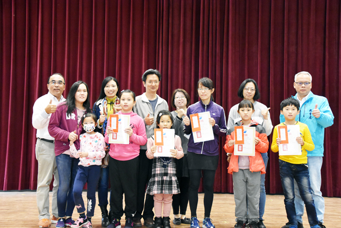 第十四屆聯合盃作文大賽初賽縣內各組得獎同學，獲教育處長羅德水頒獎。（詹宗翰攝）