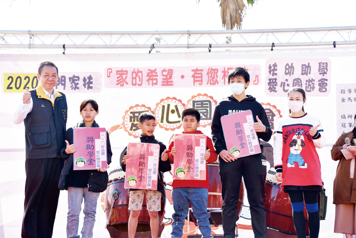 頒發獎助學金，勉勵弱勢家庭在學學生努力向學。（詹宗翰攝）