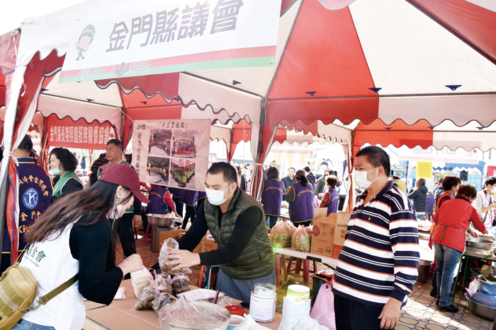 園遊會獲地方各界贊助參與，許多攤位中午不到，已將商品售罄。（詹宗翰攝）
