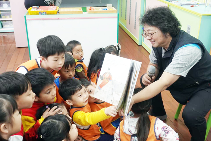 金門籍作家李如青前往賢庵國小垵湖分校說故事，全校師生（含幼兒園）皆陶醉在李如青老師導讀的「鄭和下西洋」繪本裡。（垵湖分校提供）