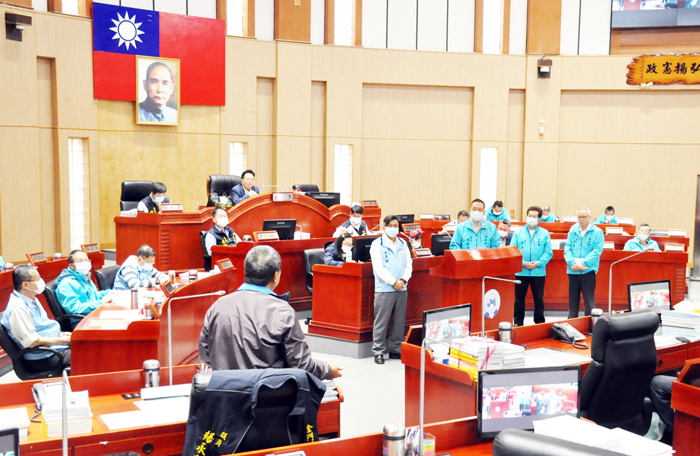 金門縣議會議長洪允典昨主持議會定期會，完成第廿二會次議事議程後閉幕。（楊水詠攝）