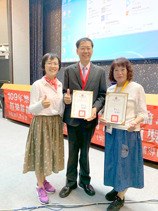 金門縣樂齡講師施宏遠、許玉羨、陳長源老師榮獲教育部樂齡教案獎項。（家庭教育中心提供）