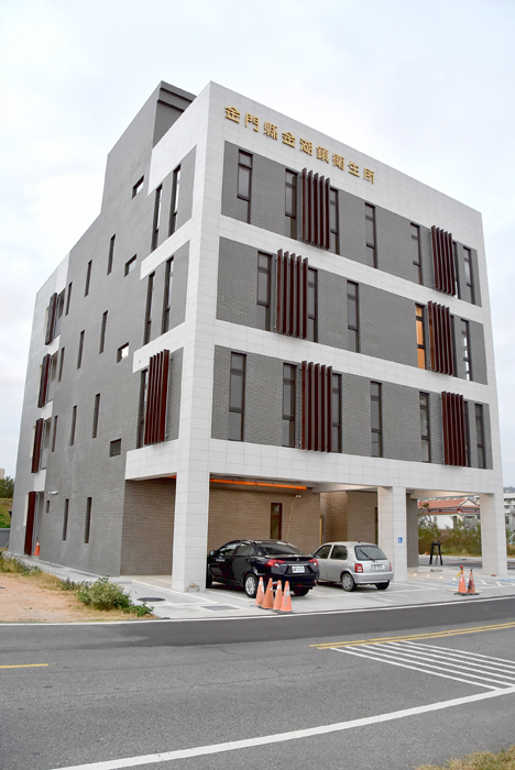 縣長楊鎮浯昨日視察已竣工的金湖衛生所。
（陳冠霖攝）