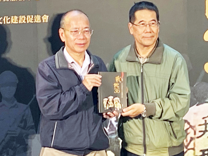 在行政院政務委員兼主任張景森(左)、執行長翁明志(右)的領導下,行政院金馬聯合服務中心克服預算不夠充裕窘境,至今年底仍然繳交出一張卓越的成績單。(翁維智攝)