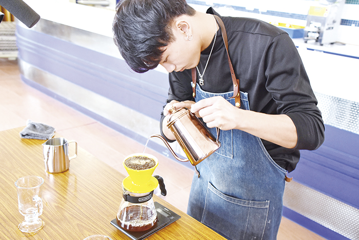 金門農工餐管科三年級學生林克威對手沖咖啡十分有興趣。（陳冠霖攝）