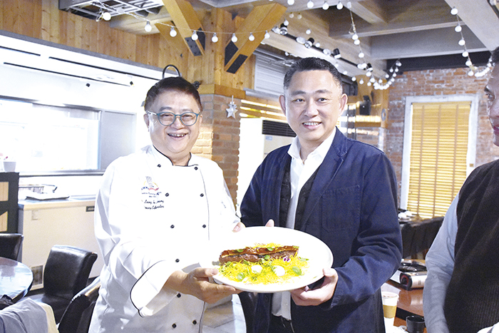 美食家梁幼祥劇中軋一角，在劇中端出以金門酒槽牛製作的美食。（詹宗翰攝）