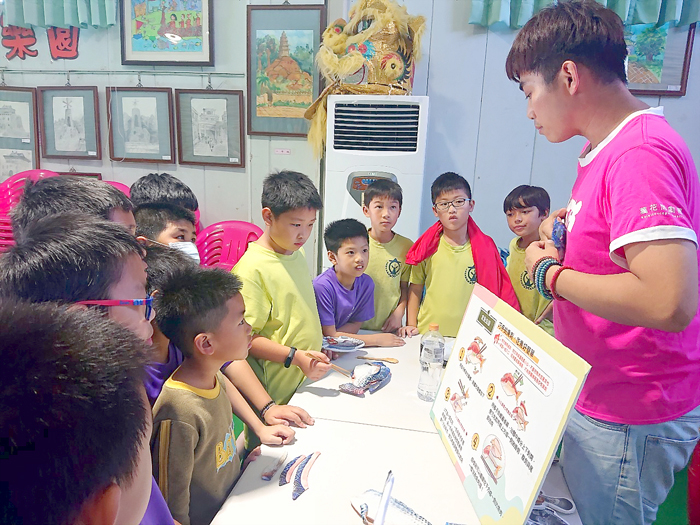 萬花筒劇團的大哥哥大姊姊們向小朋友解說吃魚的妙招，輕鬆剔除魚刺，希望小朋友也能愛上吃營養豐富的魚。（古城國小提供）
