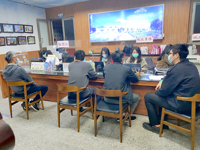 明年春節連假管制機票昨晚開訂，各服務櫃檯總計服務鄉親89人次，有效訂票217張。（縣府提供）