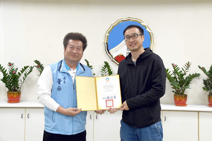 社會處長董燊主持居家式托育制度管委會會議,表揚績優托育單位。(翁維智攝)
