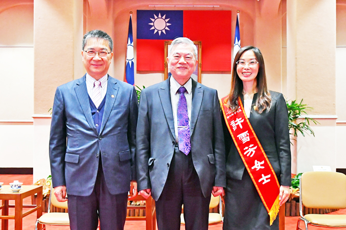 名城有線電視董事長許雪芳代表金門參選109年全國好人好事代表，榮獲八德獎殊榮，接受副總統、行政院副院長召見嘉勉。（名城電視提供）