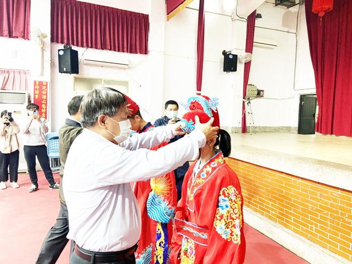 加冠禮儀式，代表「獨立」和「責任」。（許加泰攝）